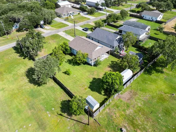 328 S Verne St, Rockport, TX 78382