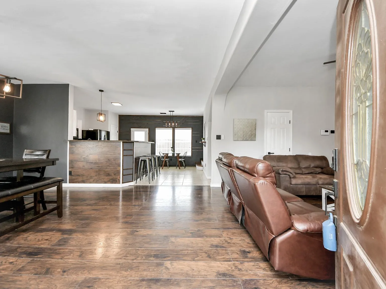 3 bed, 2.5 bath, 2291 sqft, $2,000 — Photo 3