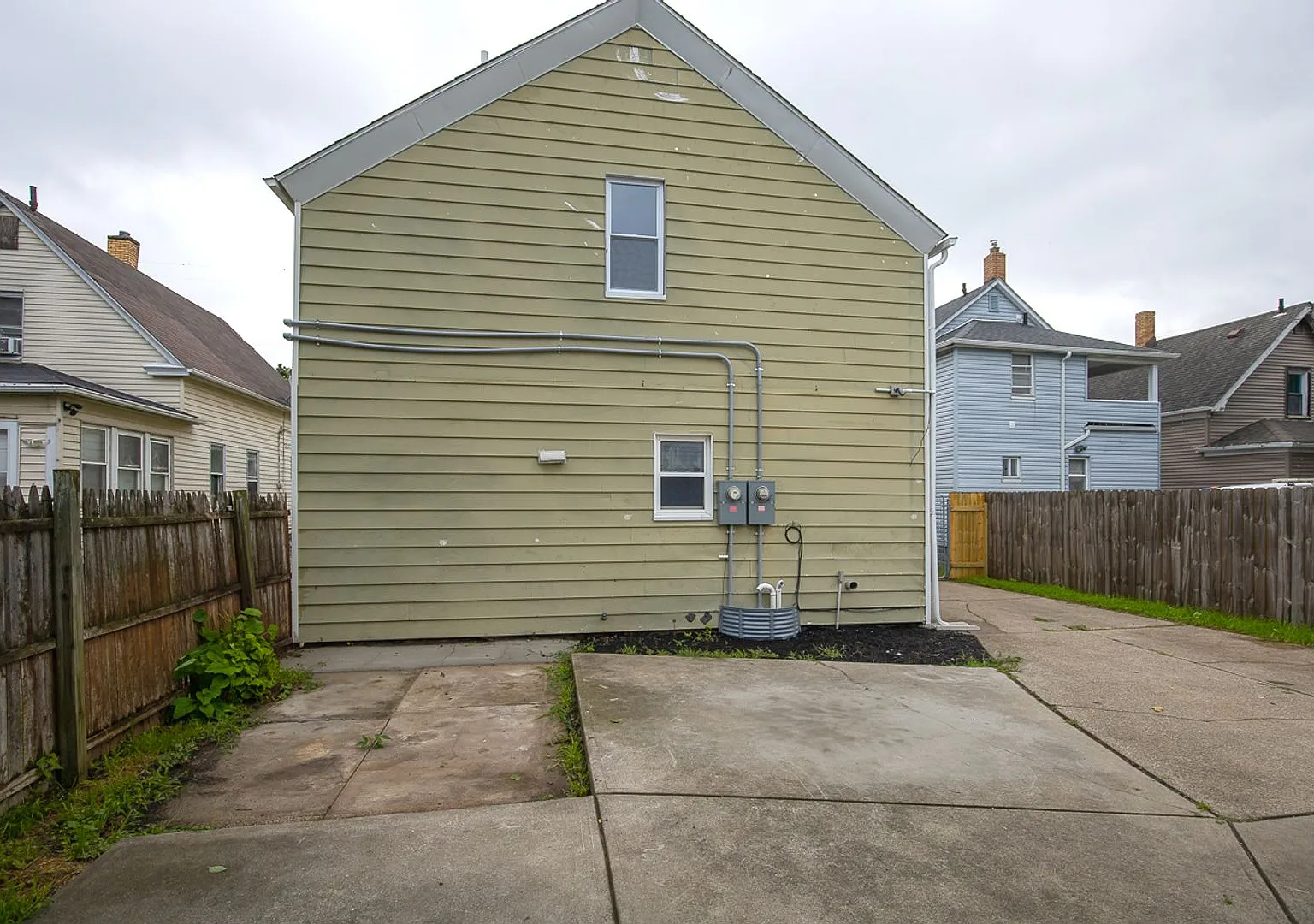 Spacious & Fully Renovated 4-Bedroom Upstairs Unit in Cleveland — Photo 4