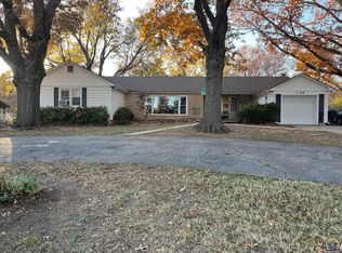 1129 SW Prairie Rd, Topeka, KS 66604