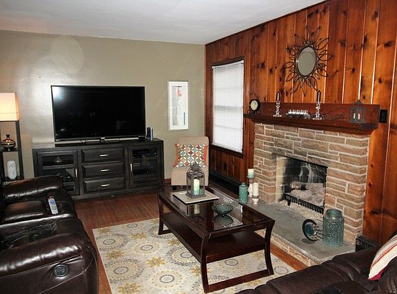 2nd image of 553 Kingsway Dr