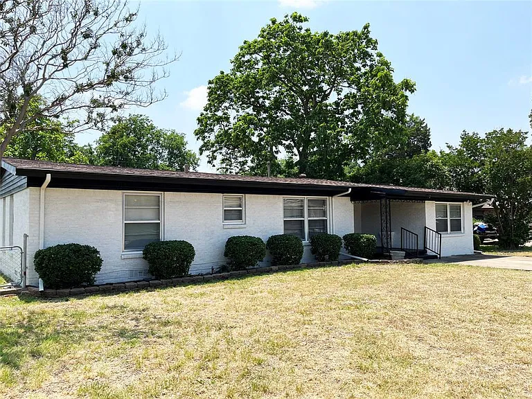 470 Highland Blvd — Photo 11