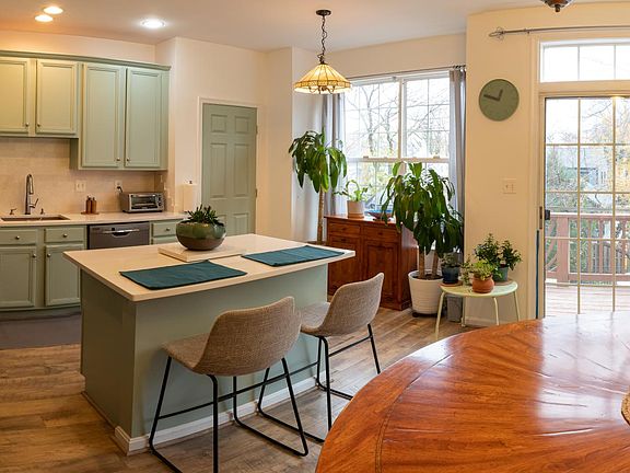 Kitchen & Breakfast area
