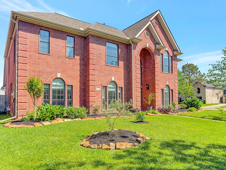 301 Winding Oak Ln S — Photo 3