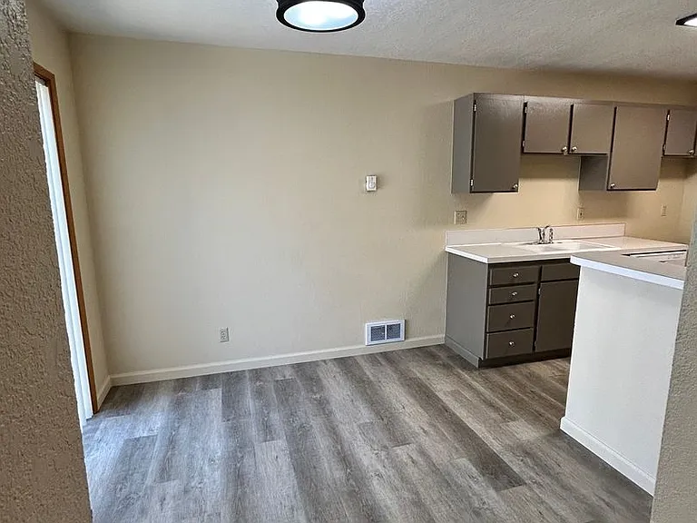 5626-5628 Glenridge Way #5630 — Photo 12