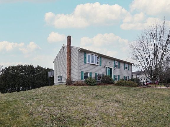 3rd image of 95 Pinewood Dr