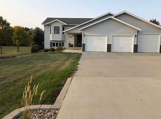 5366 Ridgewood Dr, Bismarck, ND 58501