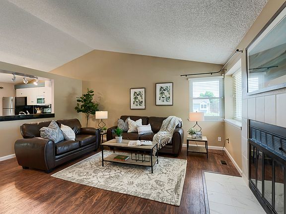 b Living Room 5 (3).jpg