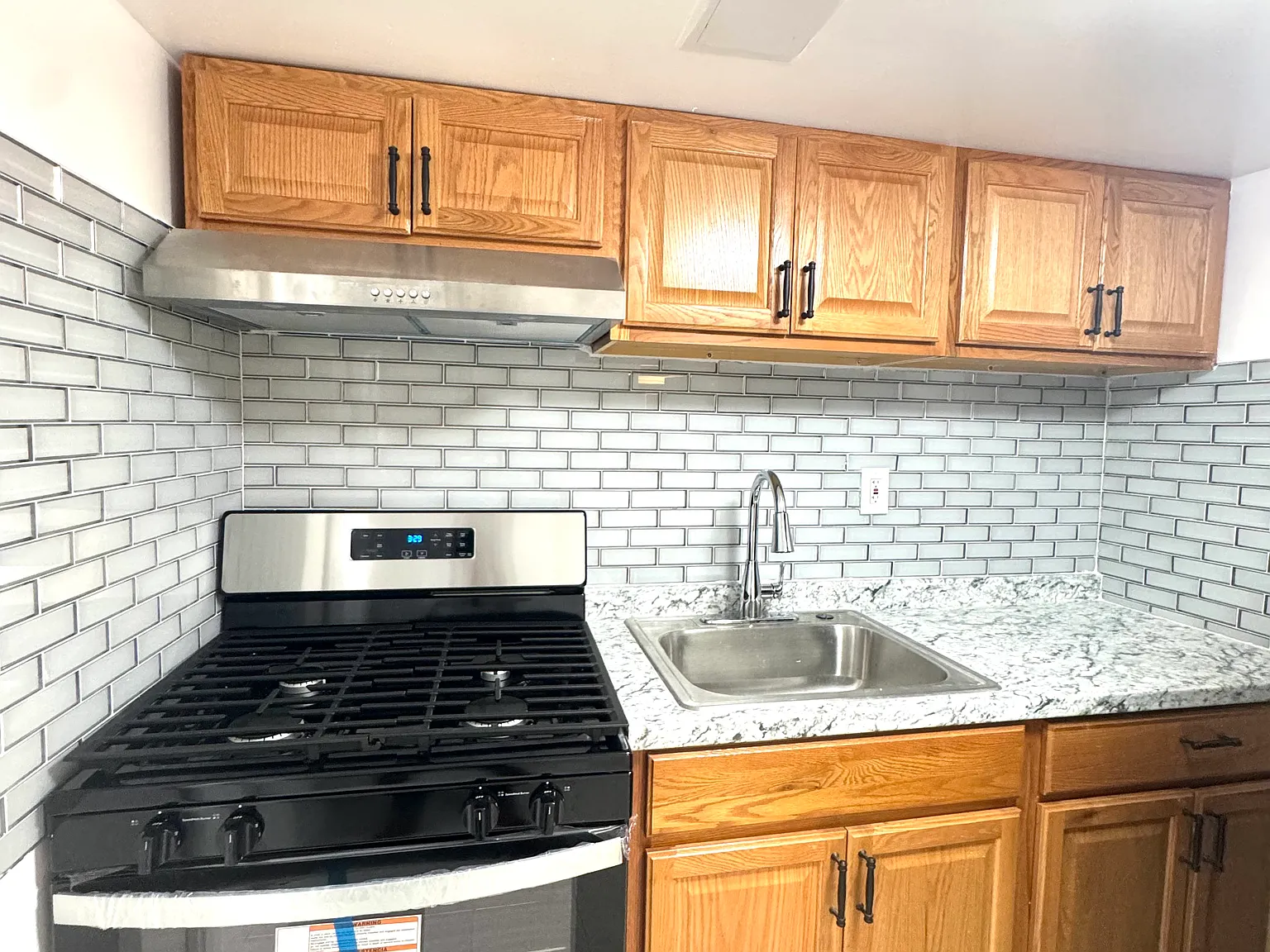 3 bed, 1300 sqft, $2,100 — Photo 2