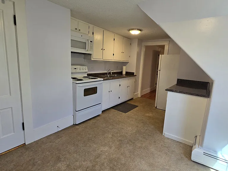257 Roxbury St #3 — Photo 8