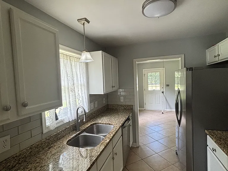 1019 Arizona Dr — Photo 2
