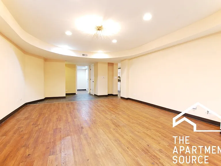 1352 N La Salle Dr — Photo 4