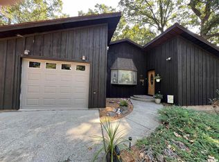 420 N 9th St, Benton, IL 62812