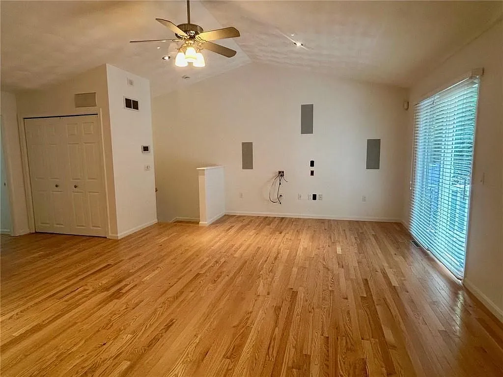 3 bed, 2.0 bath, 1690 sqft, $3,000 — Photo 3