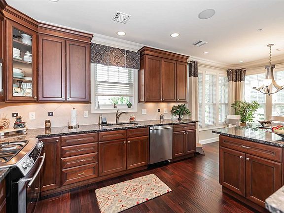 5th image of 1109 Roosevelt Way
