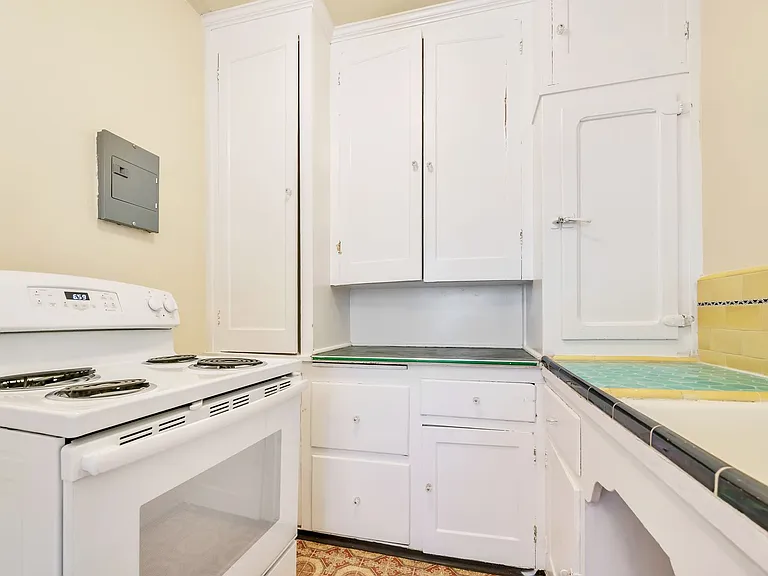 Flanders Apartments — Photo 10