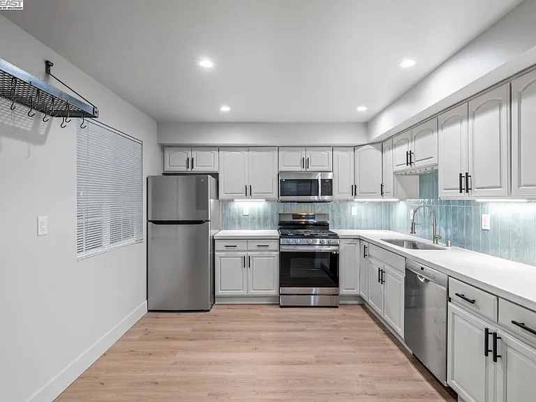 3028 Colby St #D — Photo 9
