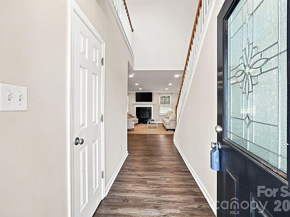 5th image of 10404 Haddington Dr NW
