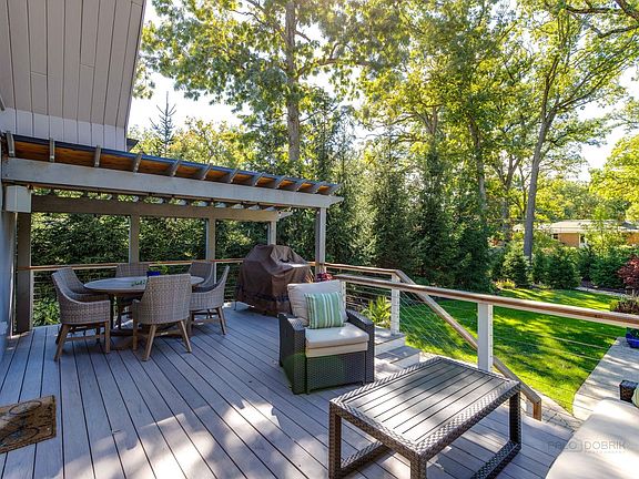 Brand new deck for seamless entertaining from the