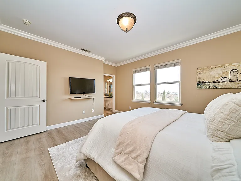 2577 Mountain Ave — Photo 32