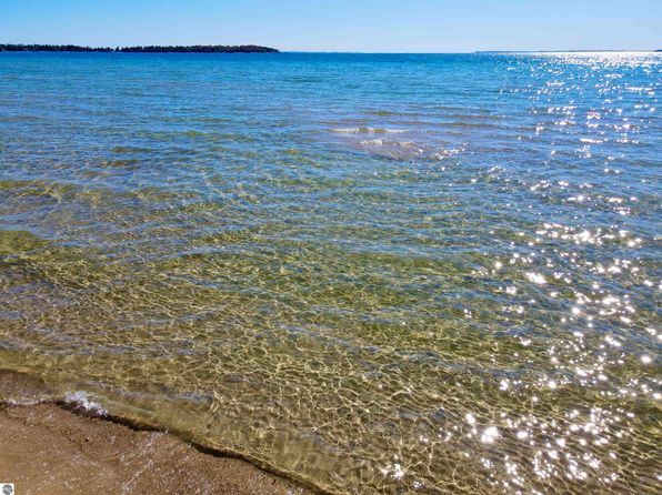12639 N Northport Point Rd, Northport, MI 49670