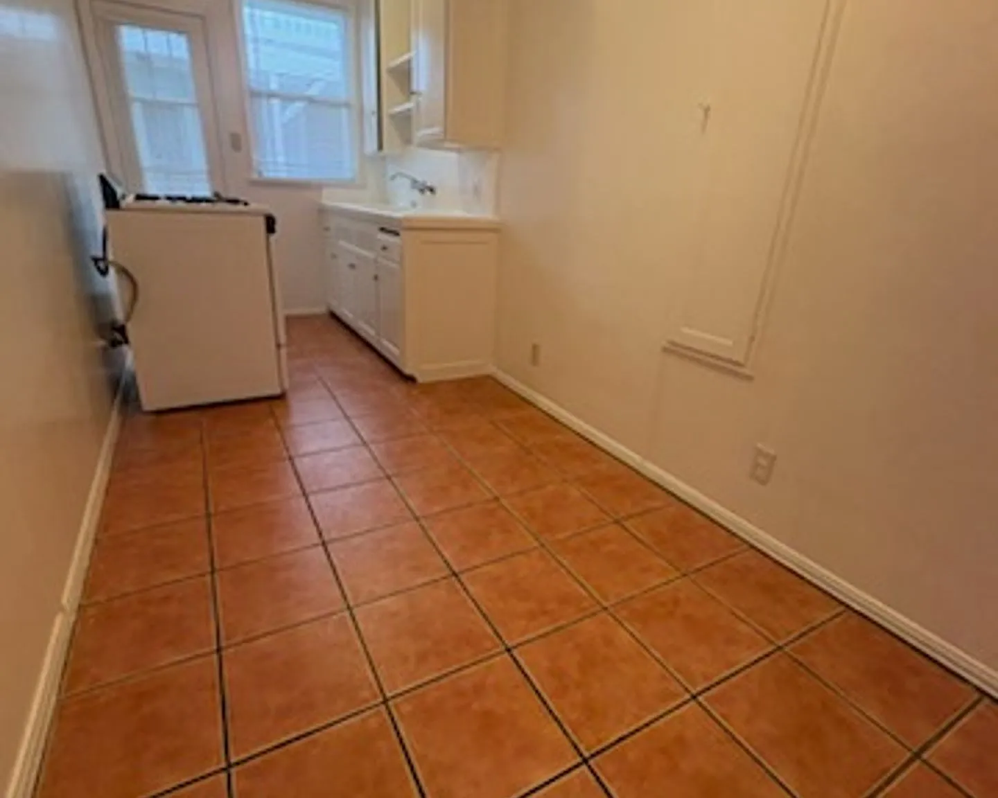 Spacious Lower Studio In Bixby Knolls! — Photo 4