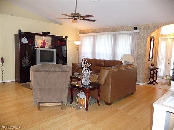 4th image of 341 Everglades Blvd N