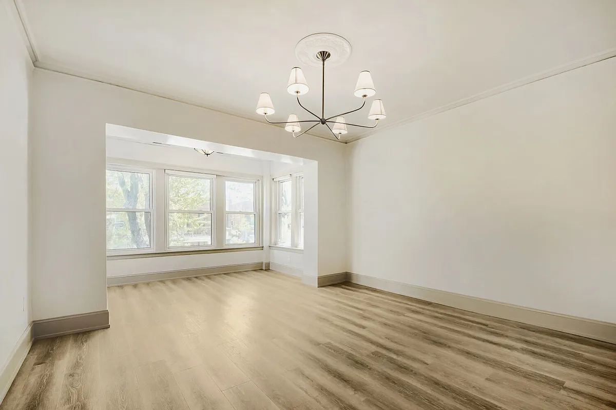 Living room - 4510 N Artesian Ave #2