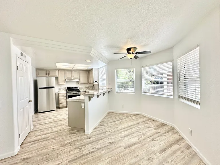 266 Royal Glen Dr — Photo 14