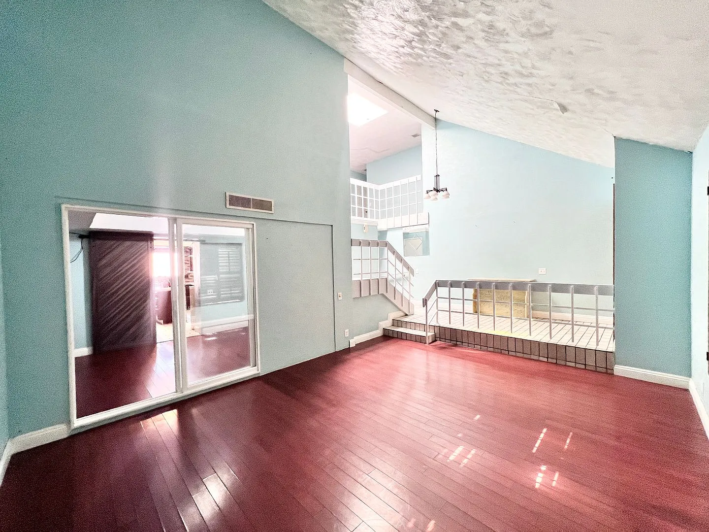 For Rent Spacious 5 Bedroom Home with Pool! — Photo 4