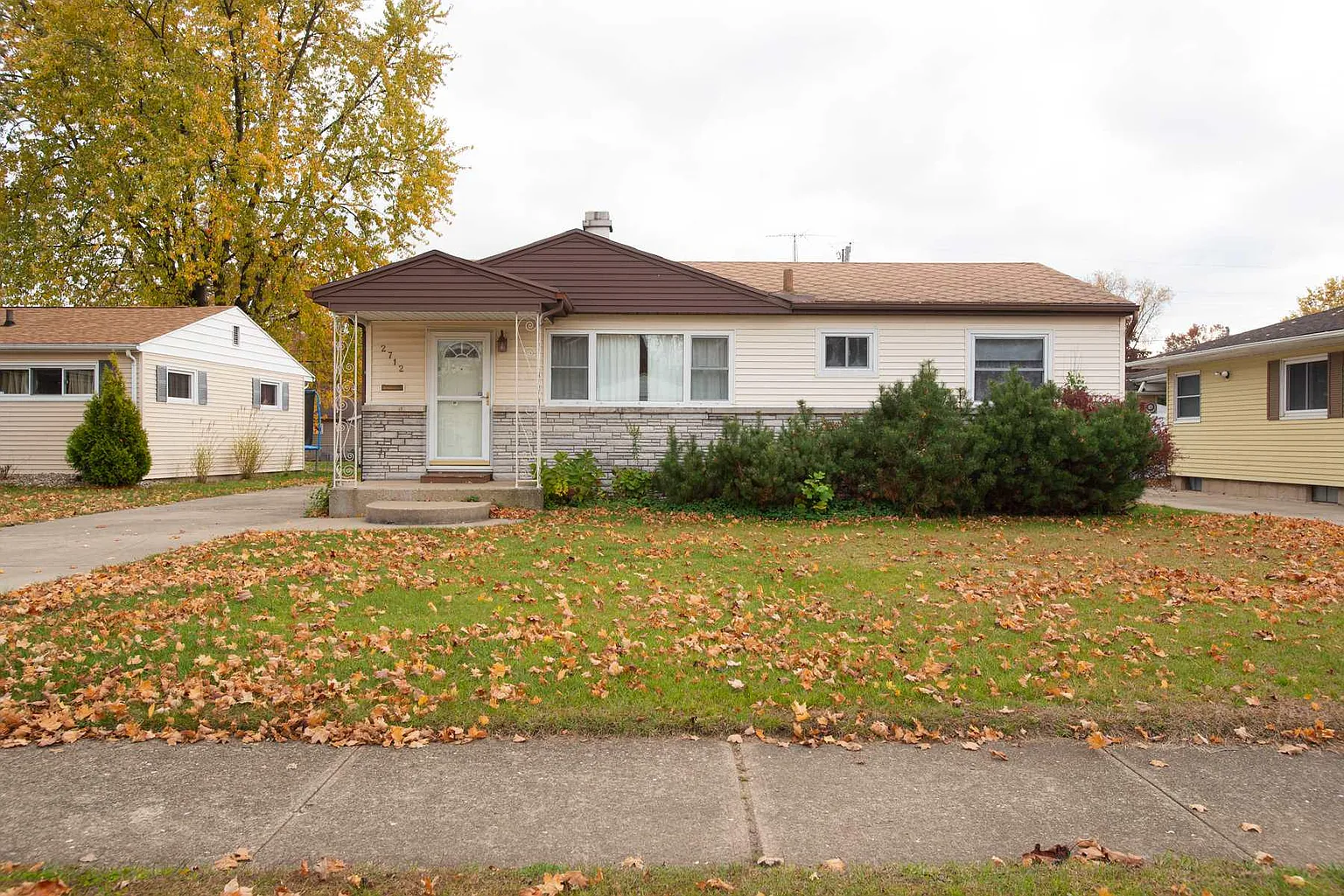 2712 Macarthur Ave photo 1