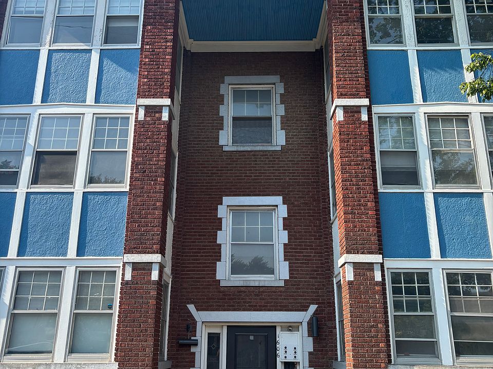 Front of building on 39 Street and easy walking distance to shops, fine dining as well as local hang-out spots.