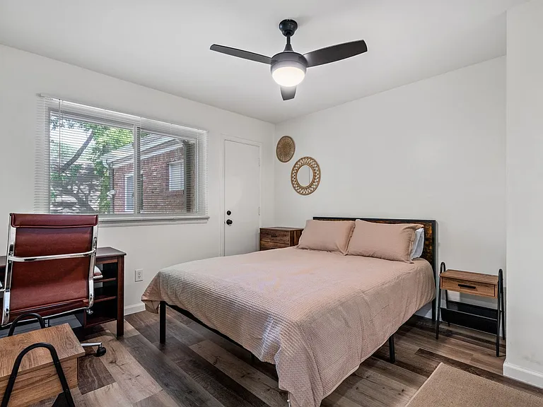 Gorgeous Renovated 1 & 2 Bedroom Apartment @ 1512 Court — Photo 21