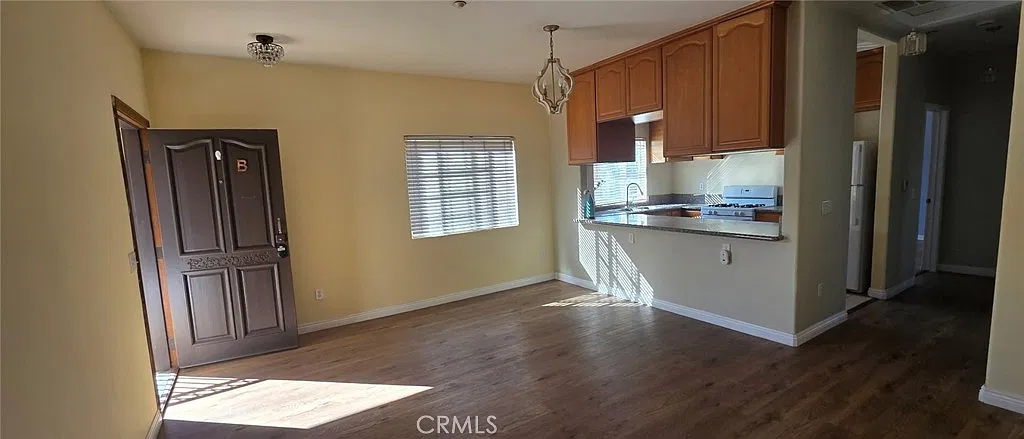3 bed, 1200 sqft, $3,300 — Photo 2