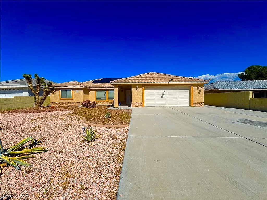 3 bed, 2.0 bath, 1744 sqft, $2,000 — Photo 1