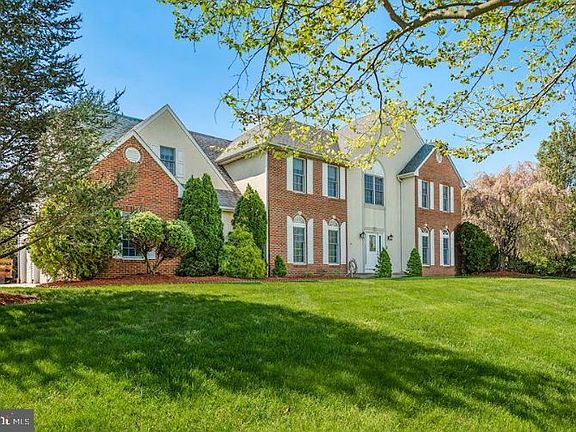 2nd image of 102 Racehorse Ln