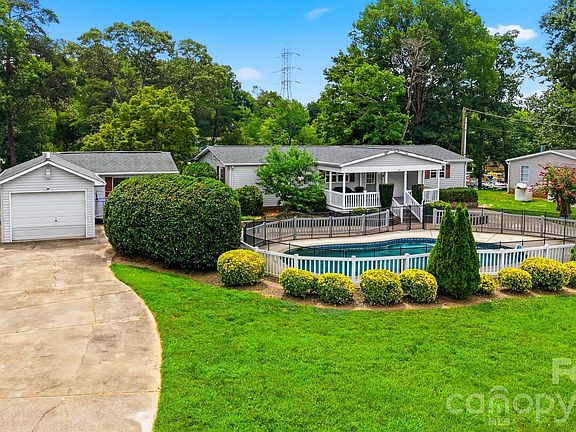 4th image of 4520 Lake Dr