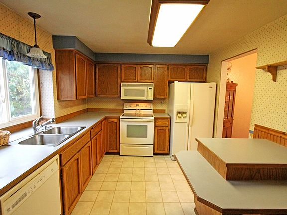 5th image of 5706 93rd Pl NE