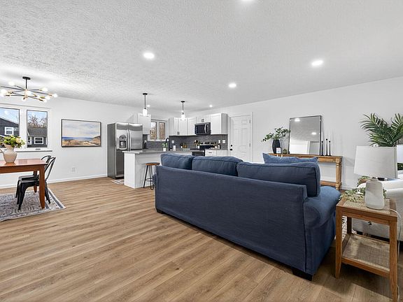 3rd image of 430 E Columbus St
