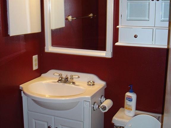 Updated full upstairs hall bath