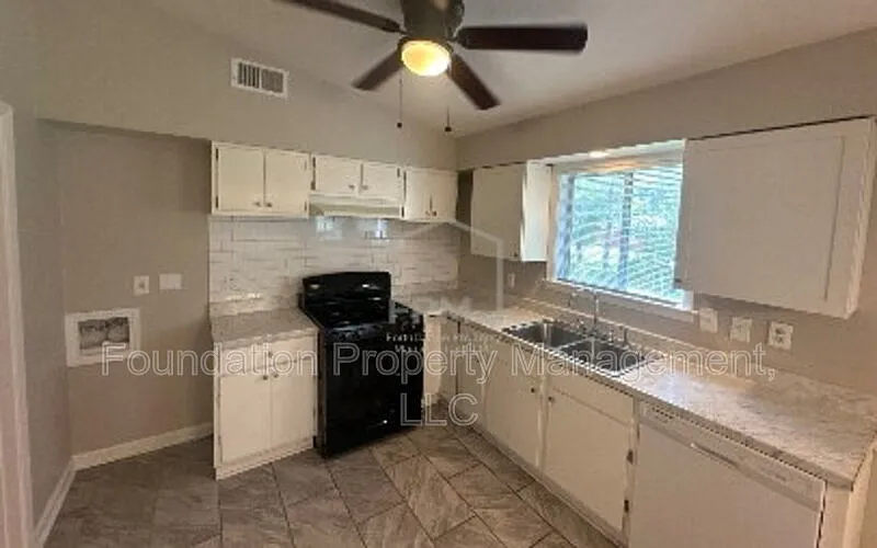 3 bed, 1.0 bath, 1037 sqft, $995 — Photo 3