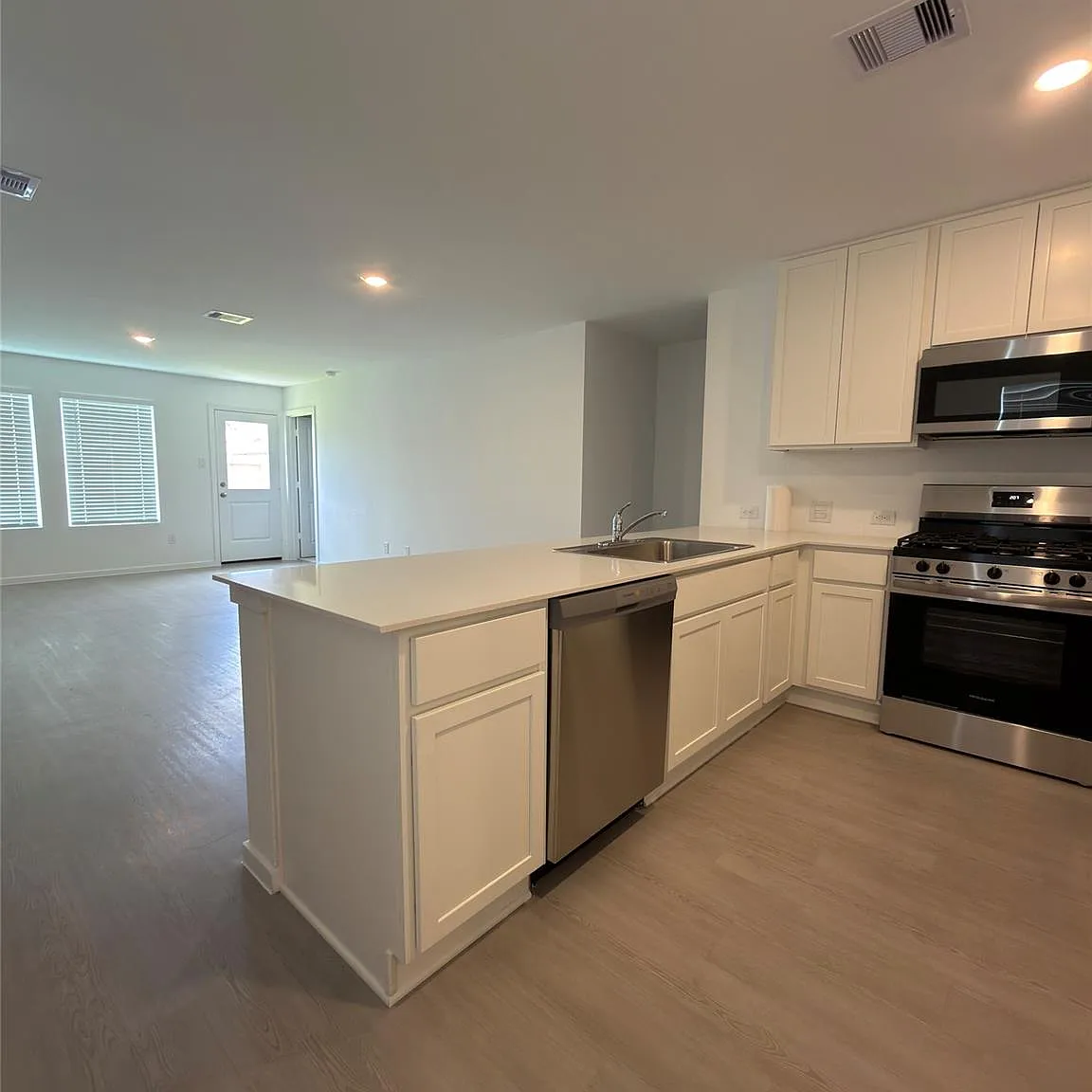 3 bed, 2.0 bath, 1311 sqft, $2,200 — Photo 2