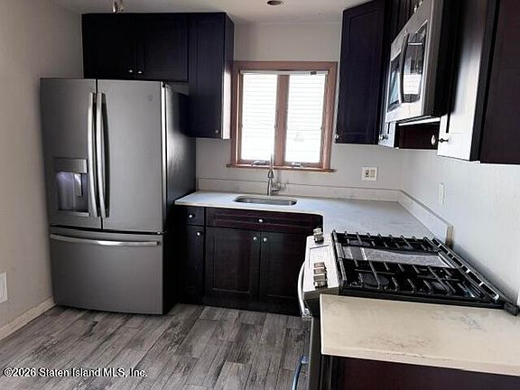 5th image of 77 Redgrave Ave