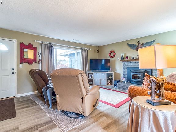 4th image of 1105 NE 92nd Ave