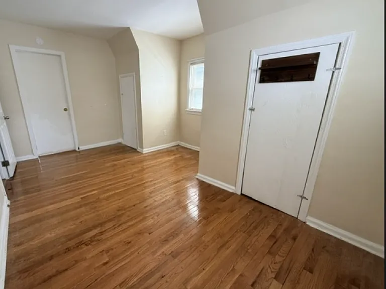 305-307 Sanford Ave #3 — Photo 4