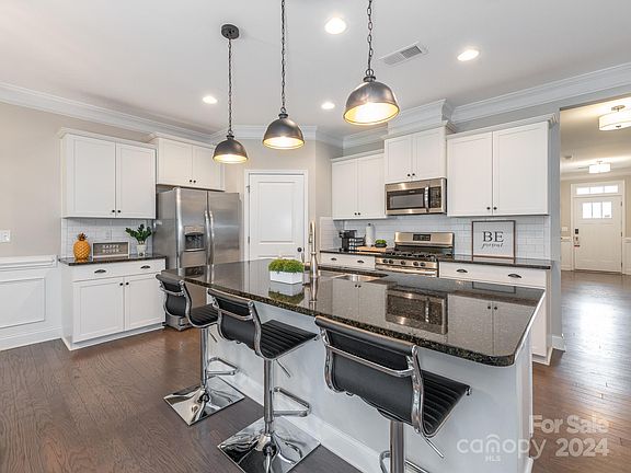3rd image of 257 Robinwood Ln