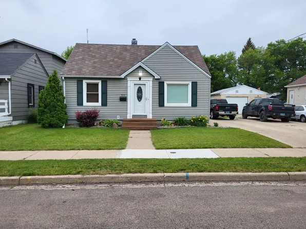 517 13th St NW, Minot, ND 58703