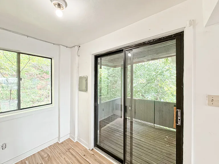 5737 Hobart St #6 — Photo 3