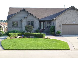 1610 Mackwood Rd, Rochester Hills, MI 48307
