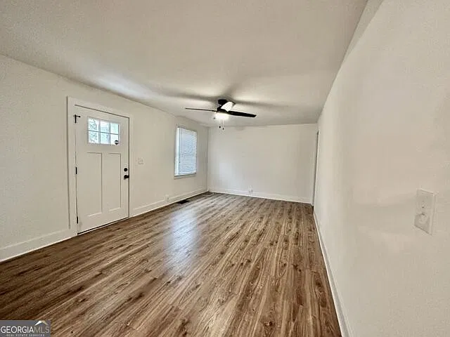 3 bed, 2.0 bath, 1301 sqft, $2,025 — Photo 3